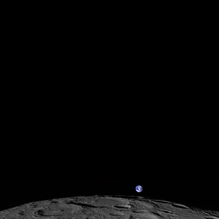 Illustration for article titled A Stunning Shot Of Our Pale Blue Dot Rising Over The Lunar Horizon